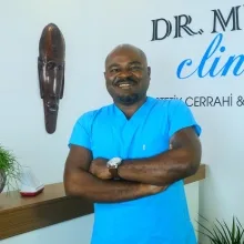 Op. Dr. Mbaraka Ahmed Ljohiy — Plastik Rekonstrüktif Ve Estetik Cerrahi, İstanbul. Portre fotoğrafı.