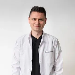Doç. Dr. Mehmet Vehbi Kayra — Üroloji, Adana. Portre fotoğrafı.