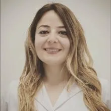 Dr. Dt. Demet Şahin — Periodontoloji, İstanbul. Portre fotoğrafı.