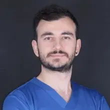 Dt. Emir Mertoğlu — Diş Hekimi, İstanbul. Portre fotoğrafı.