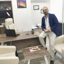 Doç. Dr. Dağhan Işık — Plastik Rekonstrüktif Ve Estetik Cerrahi, İstanbul. Portre fotoğrafı.