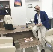 Doç. Dr. Dağhan Işık — Plastik Rekonstrüktif Ve Estetik Cerrahi, İstanbul. Portre fotoğrafı.