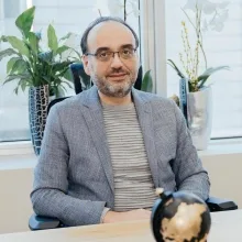 Prof. Dr. Erdem Deveci — Psikiyatri, İstanbul. Portre fotoğrafı.
