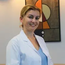 Dt. Özge Çetin Gedik — Diş Hekimi, İstanbul. Portre fotoğrafı.