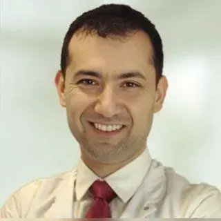 Prof. Dr. Alper Ağca — Göz Hastalıkları, İstanbul. Portre fotoğrafı.