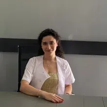 Dt. Hatice Özge Karayağlı — Diş Hekimi, Antalya. Portre fotoğrafı.