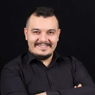 Dt. Ali Sarıkaya — Diş Hekimi, Çekmeköy, İstanbul. Portre fotoğrafı.