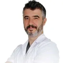 Uzm. Dr. İlker Göçhan — Tıbbi Biyokimya. Portre fotoğrafı.
