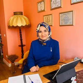 Uzm. Psk. Ayşe İltar — Psikoloji, İstanbul. Portre fotoğrafı.