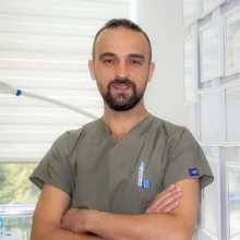 Dt. Alper Boz — Diş Hekimi, İstanbul. Portre fotoğrafı.