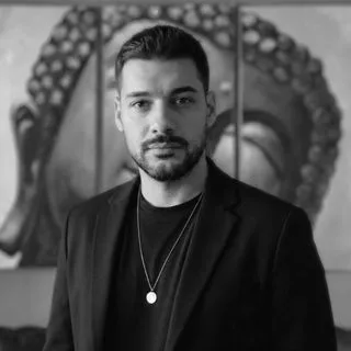 Psk. Yiğit Özyılmaz — Psikoloji, İstanbul. Portre fotoğrafı.