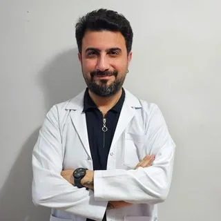 Dr. Emir Kütük — Sertifikalı Medikal Estetik, İstanbul. Portre fotoğrafı.