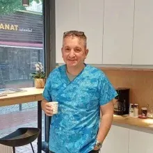 Dt. Aydın Bilge — Diş Hekimi, İstanbul. Portre fotoğrafı.
