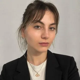 Psk. Damla Doğan — Psikoloji. Portre fotoğrafı.