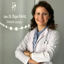Uzm. Dt. Özge Kılınç Toksöz — Ortodonti, Manisa. Portre fotoğrafı.
