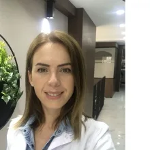 Dt. Özlem Zincir Saydam — Diş Hekimi, İstanbul. Portre fotoğrafı.
