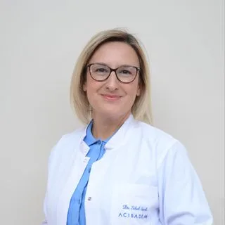 Uzm. Dr. Sibel Işık — İç Hastalıkları. Portre fotoğrafı.