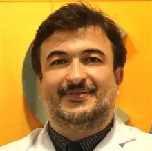 Uzm. Dr. Emre Aktepe — Enfeksiyon Hastalıkları, İstanbul. Portre fotoğrafı.