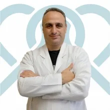 Prof. Dr. Güner Menekşe — Beyin Ve Sinir Cerrahisi, Ankara. Portre fotoğrafı.