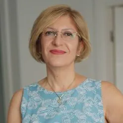 Prof. Dr. Esin Başer — Göz Hastalıkları, İzmir. Portre fotoğrafı.