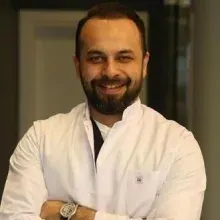 Dt. Alpay Hava — Diş Hekimi, İstanbul. Portre fotoğrafı.