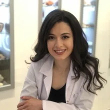 Uzm. Dt. Özge Yılmaz Seçkin — Ankara. Portre fotoğrafı.