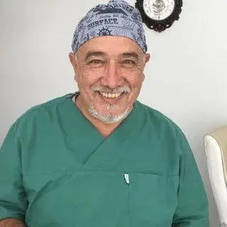 Dt. Haluk Bozkurt — Diş Hekimi, İstanbul. Portre fotoğrafı.