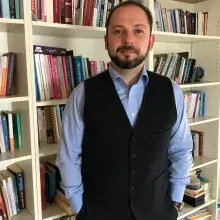 Uzm. Dr. Yunus Emre Koçak — Psikiyatri, Bursa. Portre fotoğrafı.