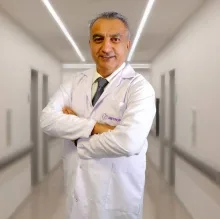 Uzm. Dr. İlker Özer — Kardiyoloji, Çiğli, İzmir. Portre fotoğrafı.