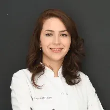 Uzm. Dr. Ecem Bulut Okut — Dermatoloji, İzmir. Portre fotoğrafı.