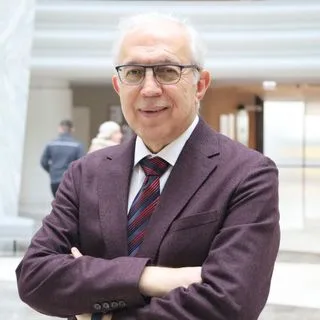 Prof. Dr. Savaş Ceylan — Beyin Ve Sinir Cerrahisi, Pendik, İstanbul. Portre fotoğrafı.