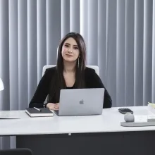 Dyt. Helin Özkaya — Diyetisyen. Portre fotoğrafı.