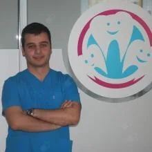 Dt. Fikri Onur Alpak — Diş Hekimi, Karabağlar, İzmir. Portre fotoğrafı.