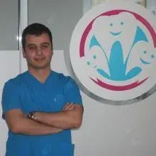 Dt. Fikri Onur Alpak — Diş Hekimi, Karabağlar, İzmir. Portre fotoğrafı.