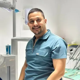 Dt. Veysel Can Kılıç — Diş Hekimi, Mersin. Portre fotoğrafı.