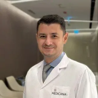 Uzm. Dr. Serkan Selvi — İç Hastalıkları, İstanbul. Portre fotoğrafı.