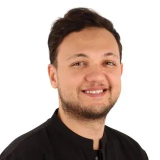 Dt. Çağatay Meral — Diş Hekimi, Gebze, Kocaeli. Portre fotoğrafı.