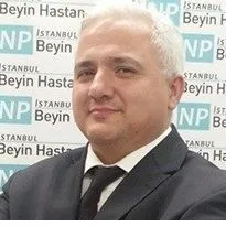 Doç. Dr. Akın Akakın — Beyin Ve Sinir Cerrahisi, İstanbul. Portre fotoğrafı.