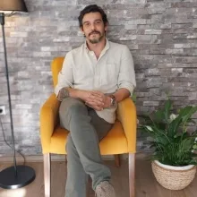 Uzm. Psk. Erdem Ocak — Psikoloji, İzmir. Portre fotoğrafı.