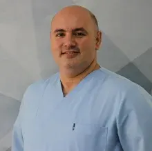 Dt. Seyit Burak Şanda — Diş Hekimi, Bahçelievler, İstanbul. Portre fotoğrafı.