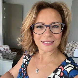 Kl. Psk. Ece Ergür — Psikoloji. Portre fotoğrafı.