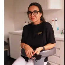 Dr. Dt. Deniz Boybeyi — İstanbul. Portre fotoğrafı.