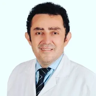 Dr. İnanç Özel — İç Hastalıkları, İstanbul. Portre fotoğrafı.