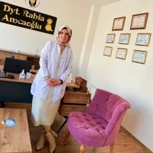 Dyt. Rabia Amcaoğlu — Diyetisyen, İzmir. Portre fotoğrafı.