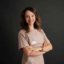 Dt. İlayda Yücel Tan — Diş Hekimi, Aydın. Portre fotoğrafı.