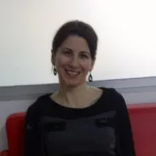Dt. Hülya Kömüldaş — Diş Hekimi, Konak, İzmir. Portre fotoğrafı.