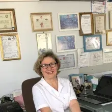 Dt. F. Figen Coşgun Zabunoğlu — Diş Hekimi, İzmir. Portre fotoğrafı.