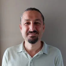 Uzm. Dr. Deniz Karayün — Psikiyatri, Adana. Portre fotoğrafı.