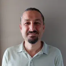 Uzm. Dr. Deniz Karayün — Psikiyatri, Adana. Portre fotoğrafı.