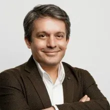 Op. Dr. Gökhan Beyhan — Plastik Rekonstrüktif Ve Estetik Cerrahi, İstanbul. Portre fotoğrafı.
